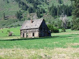 Winthrop log cabin2 (abandoned) By Geaugagrrl, via Wikimedia Commons