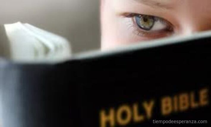 Adolescente leyendo la Biblia