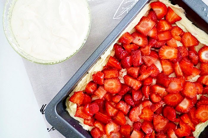 Erdbeerkuchen mit Topfenhaube