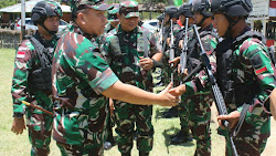 Beri Semangat Kepada Satgas Pamtas Yonif Raider 142/KJ di Papua,  Pangdam II/Swj : Apa Yang Menjadi Kesulitan Masyarakat Tugas Kita TNI Membantu