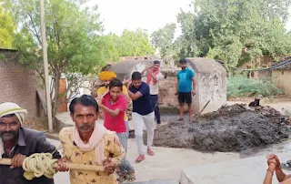 जगम्मनपुर, जालौन: जिला पंचायत सदस्य ने कराई कुओं की सफाई, भविष्य में कुआं का जल ही होगा जीवन का आधार : राघवेंद्र