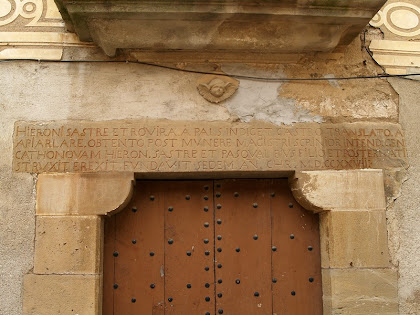 Inscripció a la llinda de la porta d'entrada a la Casa Sastre