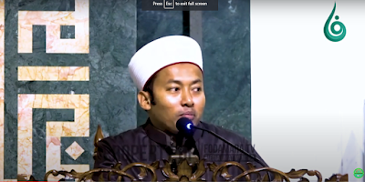 macam-macam talak dalam islam. MACAM-MACAM TALAK BERDASARKAN WAKTUNYA  Talak Sunni Yaitu talak yang dijatuhkan sesuai dengan tuntutan sunnah. Dikatakan talak sunni jika memenuhi 4 (empat) syarat yaitu : a) Isteri yang ditalak sudah pernah digauli, bila belum pernah digauli maka bukan termasuk talak sunni. b) Isteri dapat segera melakukan menunggu ‘iddah’ suci setelah ditalak yaitu dalam keadaan suci dari haid c) Talak itu dijatuhkan ketika isteri dalam keadaan suci, baik dipermulaan, dipertengahan maupun diakhir suci, kendati beberapa saat lalu datang haid. d) Suami tidak pernah menggauli isteri selama masa suci di mana talak itu dijatuhkan. Talak yang dijatuhkan oleh suami ketika isteri dalam keadaan suci dari haid tetapi pernah digauli, tidak termasuk talak sunni. Talak Bid’i Yaitu talak yang dijatuhkan tidak sesuai atau bertentangan dengan tuntutan sunnah dan tidak memenuhi ketentuan syarat-syarat talak sunni. Termasuk dalam talak bid’i adalah : a) Talak yang dijatuhkan terhadap isteri pada waktu haid (menstruasi) baik dipermulaan haid maupun dipertengahannya. b) Talak yang dijatuhkan terhadap isteri dalam keadaan suci tetapi pernah digauli oleh suaminya dalam keadaan suci dimaksud. Talak Raj’i Yaitu setelah terjadi talak raj’i, maka isteri wajib ber iddah, hanya bila kemudian suami hendak kembali kepada isteri sebelum berakhir masa talak yang dijatuhkan suami terhadap isterinya yang telah pernah digauli, bukan karena memperoleh ganti harta dari isteri, talak yang pertama kali dijatuhkan atau yang kedua kalinya.iddah, maka hal itru dapat dilakukan dengan jalan rujuk, tetapi jika dalam masa iddah tersebut suami tidak menyatakan rujuknya, maka talak tersebut berubah menjadi talak bain dengan berakhir iddahnya.: kemudian jika sesudah berakhir iddahnya itu suami ingin kembali kepada bekas isterinya, maka wajib dilakukan dengan akad nikah baru dan dengan mahar yang baru pula. Talak raj’i hanya terjadi dengan talak yang pertama dan kedua saja. Talak Ba’in Yaitu talak yang tidak memberi hak merujuk bagi bekas suami terhadap bekas isterinya. Untuk mengembalikan bekas isteri ke dalam ikatan perkawinan harus melalui akad nikah baru lengkap dengan rukun dan syarat-syaratnya. Talak bain terbagi dua macam yaitu : a. Talak Bain Sughra, yaitu talak bain yang menghilangkan kepemilikan bekas suami terhadap isteri tetapi tidak menghilangkan kehalalan bekas suami untuk menikahkan kembali dengan bekas isterinya b. Talak Bain Kubra yaitu talak yang menghilangkan pemilikan bekas suami terhadap bekas isteri serta menghilangkan kehalalan bekas suami untuk kawin kembali dengan bekas isterinya, kecuali setelah bekas isteri itu kawin lagi dengan lelaki lain, telah berkumpul dengan suami kedua serta telah bercerai secara wajar dan telah selesai menjalankan iddahnya. Talak bain kubra terjadi pada talak yang ketiga.