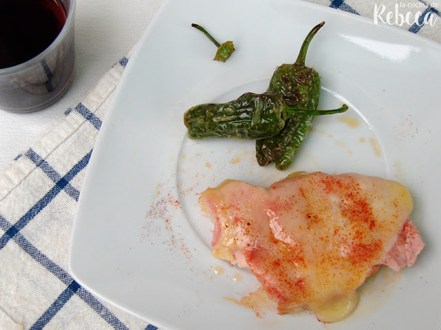 Tosta de lacón con queso de tetilla y pimientos de Padrón