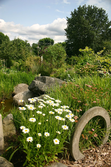 Garden decor with found objects: concrete shapes