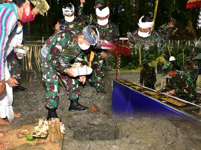 Ariawan Letakkan Batu Pertama Pembangunan Pura Jala Sukma Dharma di Koarmada III Katapop