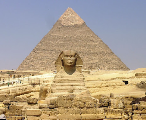 Imagen: La famosa esfinge de Giza protegiendo la Gran Pirámide de Keops.