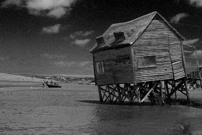 Casa de madera en la playa