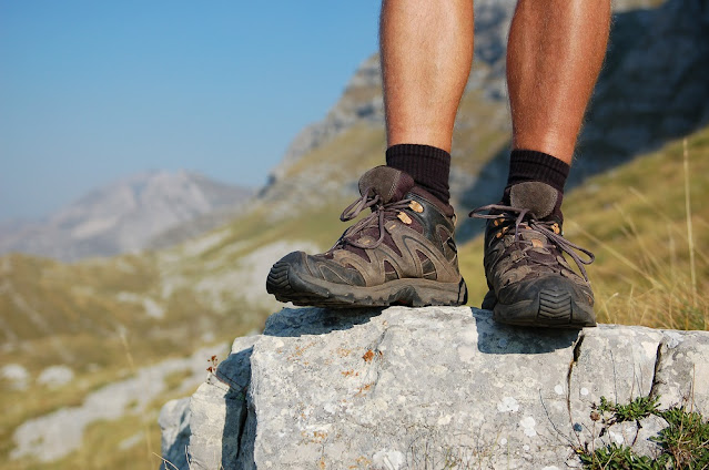 10 Tips Perlengkapan Persiapan Pendakian Gunung Tektok - Sepatu Trail Trekking Hiking