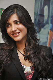 Shruthi Hassan Spicy Gallery at Ramayya Vastavayya Press Meet 2013Shruthi Hassan Spicy Gallery at Ramayya Vastavayya Press Meet 2013