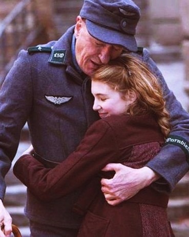 the-book-thief-starring-sophie-nelisse[5]