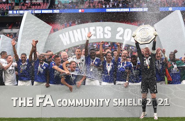 Leicester city players lift the community shield after win over Man city