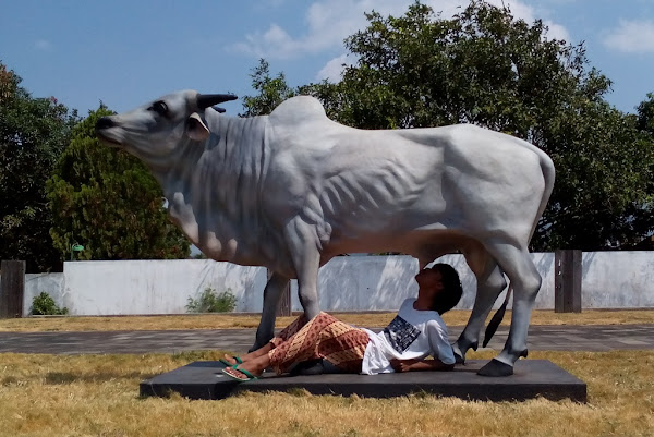 Patung sapi Stasiun Ambarawa