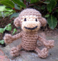 http://translate.google.es/translate?hl=es&sl=en&tl=es&u=http%3A%2F%2Flucyravenscar.blogspot.com.es%2F2013%2F04%2Fmini-monkeys-free-amigurumi-pattern.html