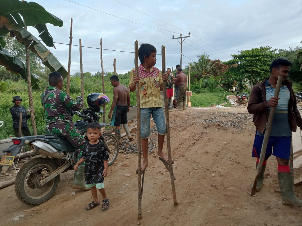 Satgas TMMD Ke 111 Kodim 1202/Skw Ajak Anak-Anak Bermain Egrang.