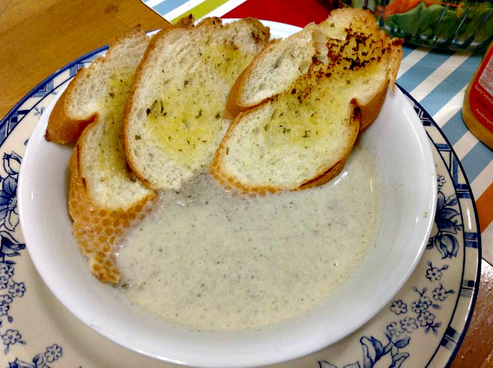 RESEPI NENNIE KHUZAIFAH Sup cendawan dengan roti bawang putih 