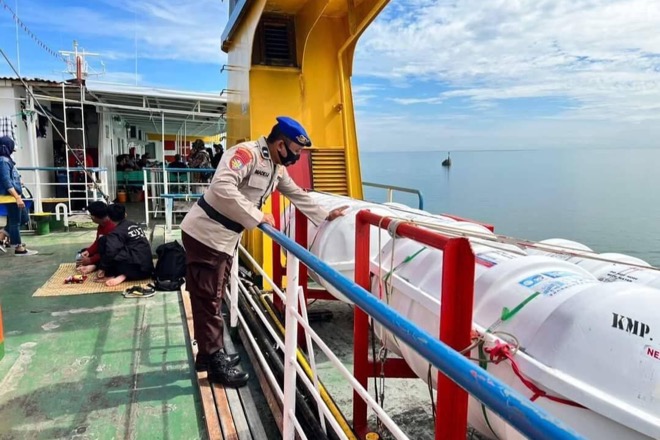 Antisipasi Kecelakaan, Satpolairud Polres Bone Periksa Kapal Ferry Di Bajoe