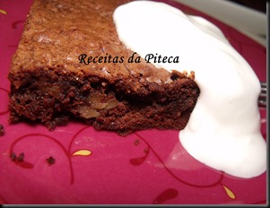 Brownies de chocolate preto e nozes empratado