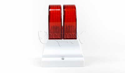 Sinalizador de Porta para Salas de Raios-X, Tomografia entre Outras, fabricado com base em plástico branco leitoso e acrílico translucido vermelho, iluminação através de 2 lâmpadas, acionada por reator convencional.