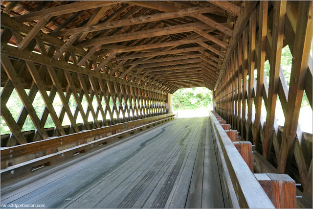 Interior del Ware-Hardwick Covered Bridge en Massachusetts