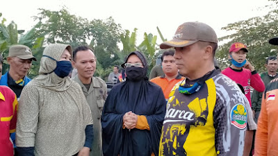 Usai Tangkap Kodok, Pria Bermotor Hanyut Tercebur Sungai 