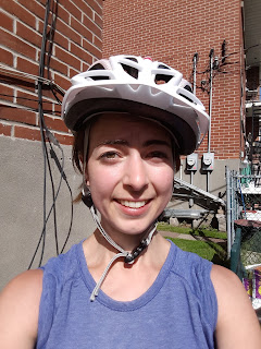 Cycliste fatiguée, casque de travers, Montréal