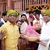 मुख्यमंत्री ने मंदिर समिति की ओर से पुजारियों को सामग्री भेंट की