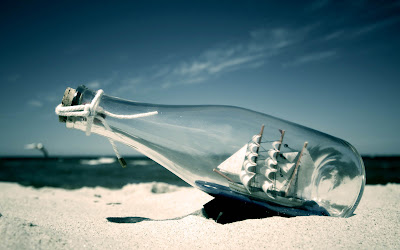 wallpaper botol diatas pasir, boto di pantai