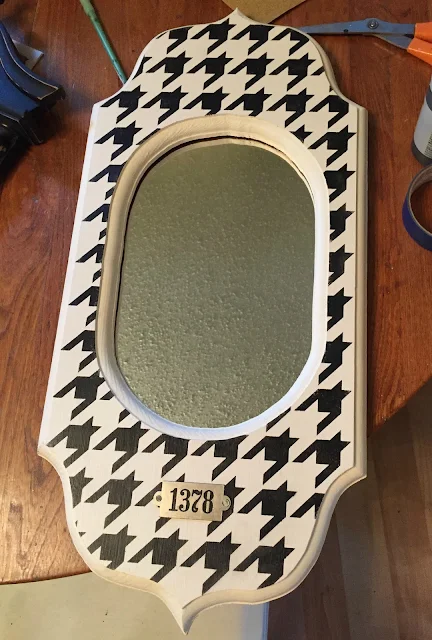 Mirror Upcyle with Houndstooth Stencil #oldsignstencils #dixiebellepaint