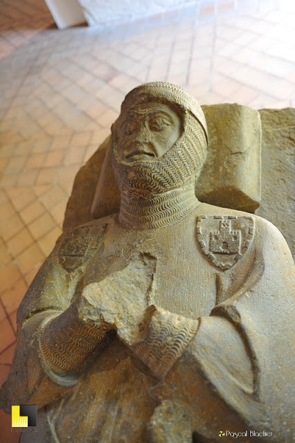 Gisant de chevalier château comtal de Carcassonne photo blachier pascal