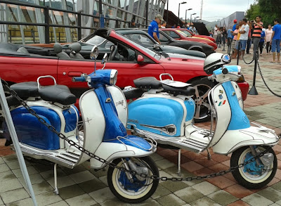 Lambrettas: campeãs de charme e elegância, mesmo atrás de correntes.