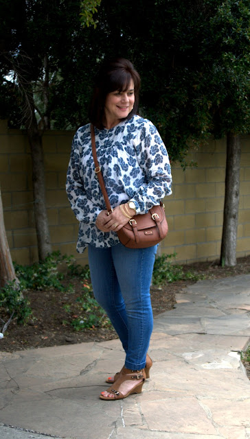 cross body bag, skinny jeans and flowing top.