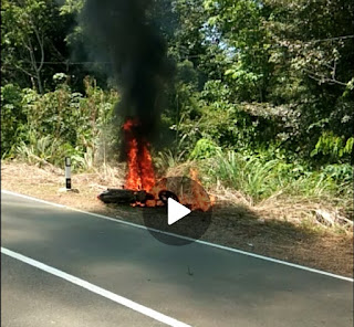 VIDEO: Satu Unit Motor Terbakar di Depan Kantor Camat Kalis