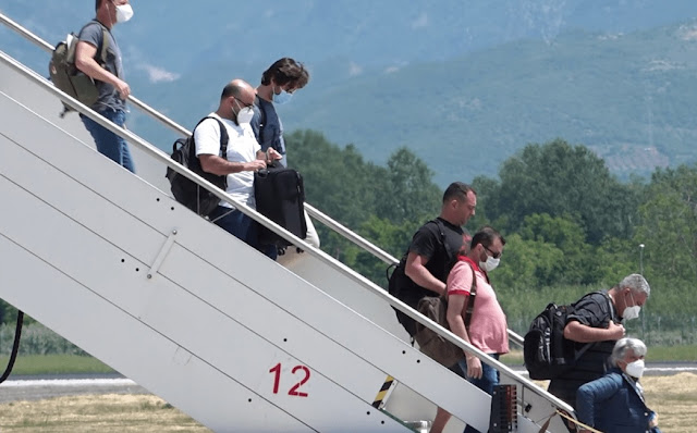 Ukrainian citizens landing in Rinas (archive)