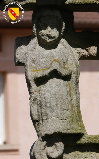 BAYECOURT (88) - Croix-calvaire de l'église (1630)