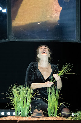 Lucrezia Lante Della Rovere interpreta la Donna Vestita di Nero ne L'Uomo dal Fiore in Bocca