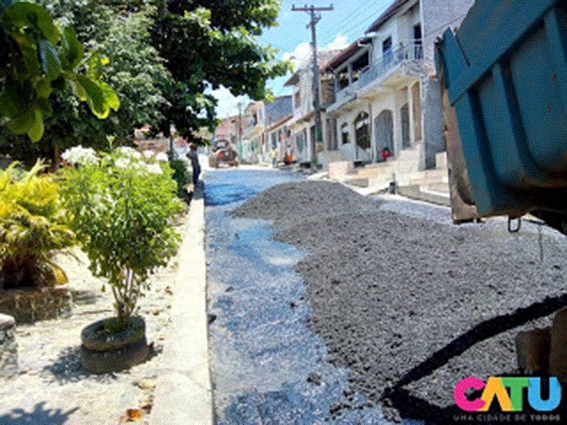 Prefeitura de Catu realiza pavimentação em ruas do distrito de Pau Lavrado