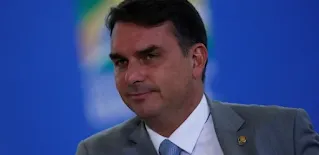 A patética e infantil versão de Flávio Bolsonaro para o caso das jóias