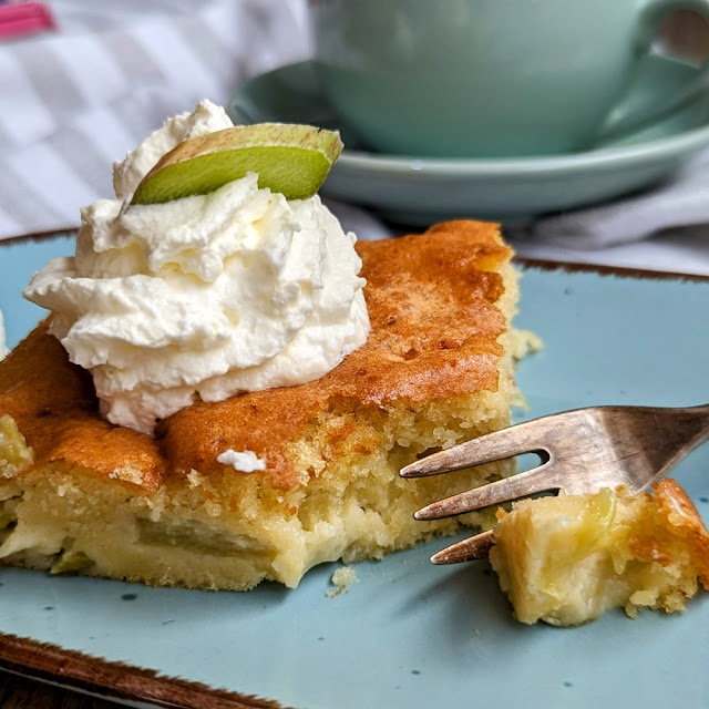 Rhabarberkuchen mit Sahne