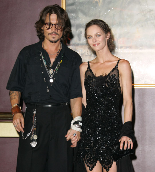 Latest Hollywood Hottest Wallpapers: Johnny Depp Saxy Wife Wallpaper