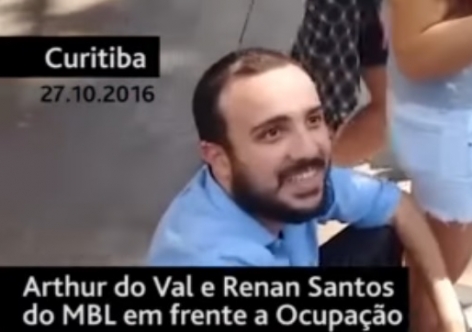 Nesta quinta-feira (27) Renan Santos, membro do MBL, que responde a mais de 60 inquéritos judiciais, aliou-se ao youtuber Arthur Maledo do Val, famoso pela produção de vídeos sensacionalistas, para promover uma reportagem com perguntas armadas, deixando, dessa forma, os entrevistados constrangidos.
Segundo informações dos Jornalistas Livres, a dupla foi à escola ocupada Colégio Estadual do Paraná (CEP), localizado em Curitiba, abordando estudantes com perguntas do tipo: “Você é a favor do aborto” “E se o MST invadisse a sua casa?” “Você acha que impeachment é golpe?”. 

Percebendo a malícia da parceria MBL+Youtuber, os alunos ocupantes recusaram-se a falar ou liberar a entrada do colégio para ambos, argumentando que esse tipo de enfoque criminaliza as ocupações. Foi então que Arthur e Renan resolveram ficar mais agressivos, passando a mão nos seios, barrigas e nádegas das estudantes, chamando-as de “gostosas”. “Você não quer ficar comigo?” indagou Arthur. 

As estudantes que sofreram assédio sexual prestaram queixa na Delegacia da Mulher, que fica em frente ao colégio ocupado.