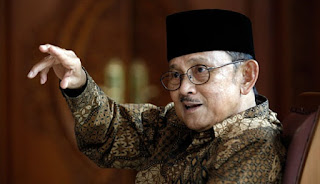 Biografi BJ Habibie  Siapa yang tak mengenal dengan bapak teknologi tersebut. Banyak orang yang menyematkan gelar sebagai bapak teknologi Indonesia kepada BJ Habibie karena kepintaran dan kecerdasannya dalam bidang tersebut. Maka tidak heran juga bahwa kita bisa menemukan biografi BJ Habibie dengan mudah di internet. Selain  dalam bentuk tulisan di internet, sudah banyak pula buku yang membicarakan tentang salah satu tokoh  terbaik Indonesia ini. Karena karya dan kisah kehidupannya, banyak orang yang terinspirasi dan  menuangkannya dalam berbagai bentuk.   Presiden Republik Indonesia ketiga ini memang terkenal dengan kejeniusannya dalam bidang teknologi. Bahkan, dalam biografi BJ Habibie banyak disebut sebagai ilmuwan handal teknologi di  Indonesia. Tak salah memang menyematkan gelar tersebut karena sesuai dengan kemampuan dan  kecerdasannya.  Biografi BJ Habibie mencatat, tak hanya karena kecerdasannya saja sehingga banyak orang yang respek  terhadapnya, melainkan karena ketegasannya dalam bersikap. Itu terbukti dengan keputusan yang  diambilnya pada masa kepemimpinannya. Banyak kebijakan ekonomi yang diputuskan dengan tegas oleh BJ  Habibie dan menghasilkan hal yang positif.                                  Kita bisa belajar mengenai keuletannya dalam belajar dan kehidupannya melalui biografi BJ Habibie. Sosoknya yang cerdas dan tegas dalam menyikapi apa pun bisa menjadi teladan bagi kita semua. Biografi BJ Habibie