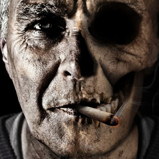 Yüzünün yarısı ölmüş, sigara içen birisi