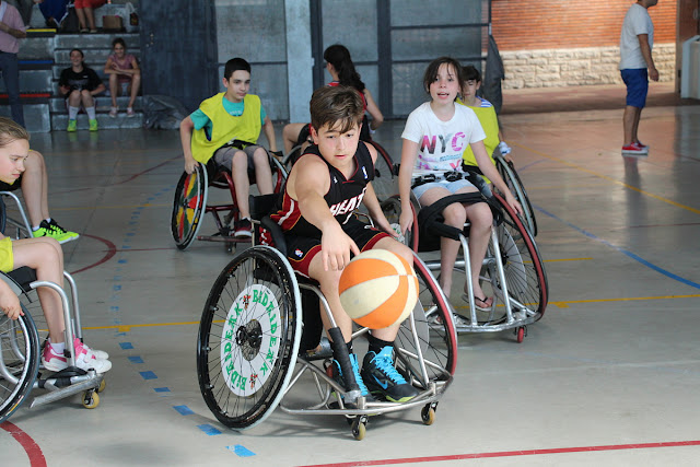 Los equipos de baloncesto de paúles aprenden sobre el deporte para discapacitados