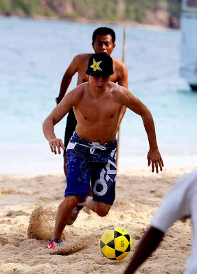 Jorge Lorenzo Playing Beach Soccer with crew in Bali Beach Indonesia : Exclusive Photo