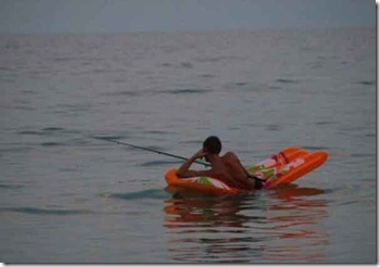 manusia-pelik-memancing-sempoi1