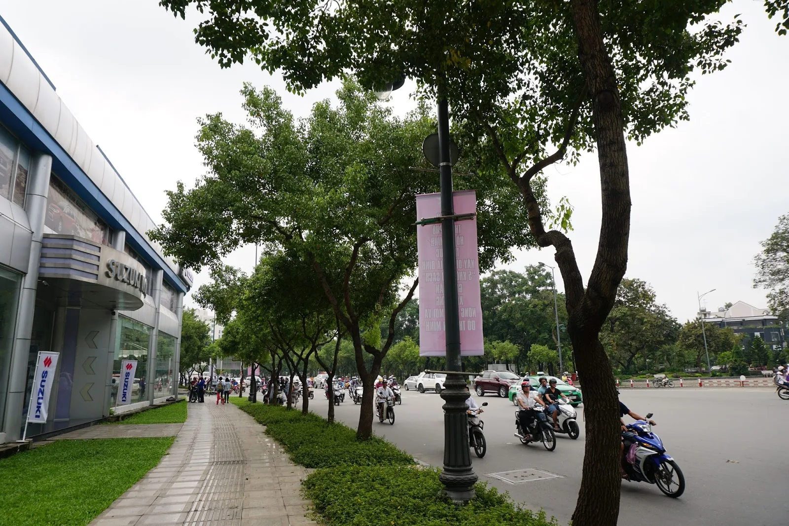 Suzuki World Phổ Quang nằm ngay công viên nhiều cây xanh, điểm tiếp giao nhiều quận