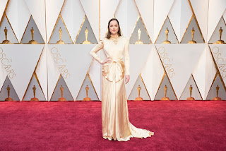 dakota johnson oscar kirmizi hali