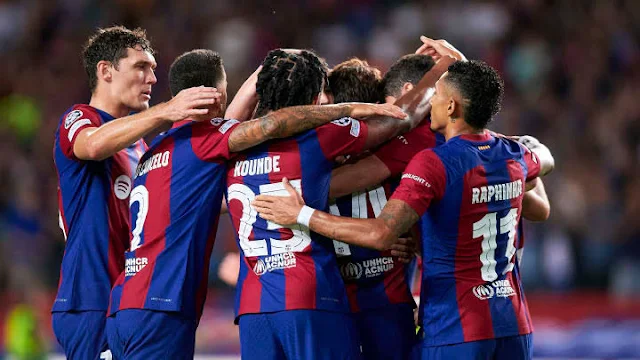 Barcelone mise sur sa défense pour limiter Mbappé et Dembélé Barcelone sait que pour s'imposer face au PSG en quart de finale de la Ligue des champions, il faudra neutraliser les deux ailiers vedettes, Kylian Mbappé et Ousmane Dembélé.  Kylian Mbappé sera une nouvelle fois l'arme offensive principale du PSG. L'attaquant français, qui devrait rejoindre le Real Madrid à la fin de la saison, est connu pour sa vitesse fulgurante et son sens du but.  Le Barça en a déjà fait les frais lors de l'édition 2021 en huitièmes de finale (1-4). Ce soir-là au Camp Nou, Mbappé avait réalisé un triplé face à une équipe catalane en reconstruction et privée de Lionel Messi.  Araujo et Koundé : les clés du match  Ronald Araujo et Jules Koundé, qui pourrait être aligné à droite, seront les éléments clés de ce dispositif. Leur mission sera de limiter les espaces et de canaliser les dribbles de Mbappé et Dembélé.  Dembélé, qui connaît parfaitement le Barça, sera également un danger pour la défense catalane. Raphinha et João Cancelo sur le côté gauche auront pour tâche de le contrer et de créer des occasions pour le Barça.  Diminuer l'influence de Mbappé et Dembélé sera crucial pour le Barça s'il veut espérer se qualifier pour les demi-finales de la Ligue des champions. Une mission difficile mais pas impossible, comme l'a montré la Real Sociedad en huitièmes de finale.  Le match aller aura lieu mercredi prochain au Parc des Princes. Le coup d'envoi est prévu à 21 heures.