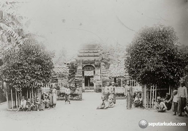 foto Gerbang Makam Sunan Kudus tahun 1900